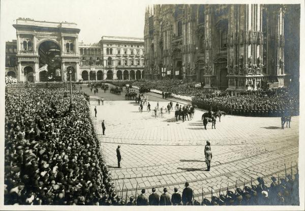 Milano - Piazza del Duomo - Galleria Vittorio Emanuele II - Corteo reale