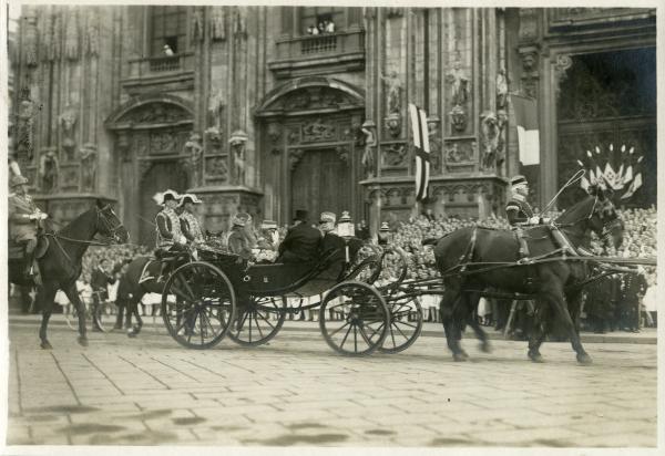 Milano - Piazza del Duomo - S.M. il Re d'Italia Vittorio Emanuele III e la Regina Elena sulla berlina