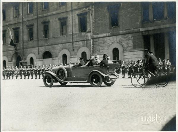 Milano - Piazza S. Ambrogio - La berlina di S. M. il Re d'Italia Vittorio Emanuele III