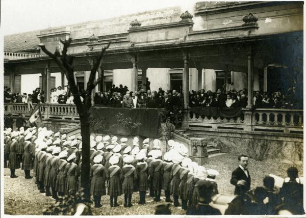 Milano - Pio Albergo Trivulzio (Baggina) - bambini di fronte alla Regina Elena