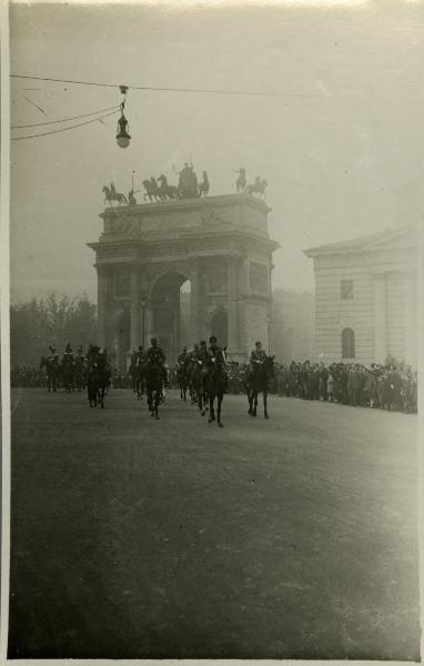 Milano - Arco della Pace - Sfilata della milizia e dell'esercito