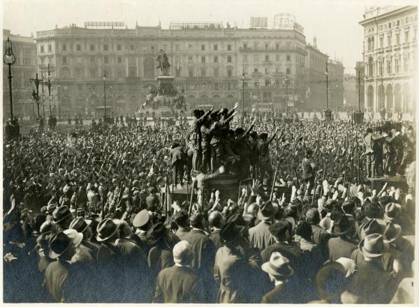 Milano - Piazza del Duomo - Monumento a Vittorio Emanuele II - Saluto al Duce