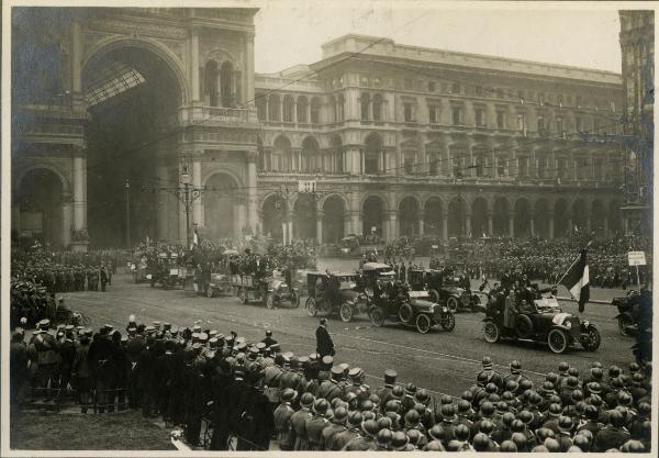 Milano - Piazza del Duomo - Galleria Vittorio Emanuele II - Corteo