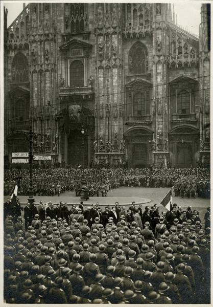 Milano - Duomo - Schieramento associazioni nella piazza