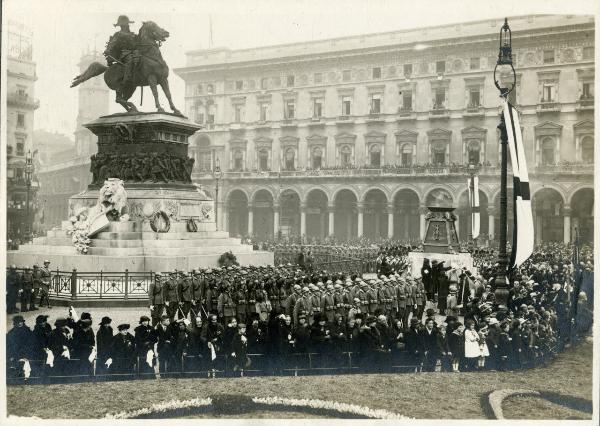 Milano - Piazza del Duomo - Monumento a Vittorio Emanuele II - Ara votiva - Familiari dei caduti