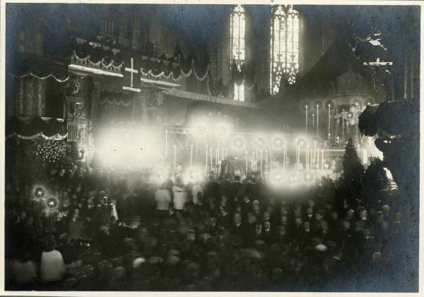 Milano - Duomo - Interno - Folla ai funerali di Giacomo Puccini