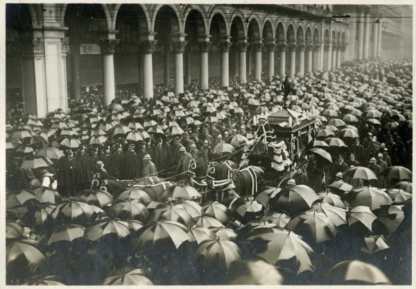 Milano - Corteo funebre - Carro con i cavalli per i funerali di Giacomo Puccini