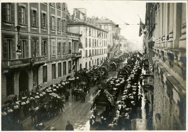 Milano - via Moscova - Corteo funebre - Carri per i funerali di Giacomo Puccini