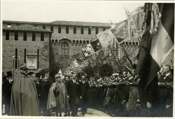 Milano - Castello Sforzesco - S.M. il Re d'Italia Vittorio Emanuele III - Associazioni militari con stendardi