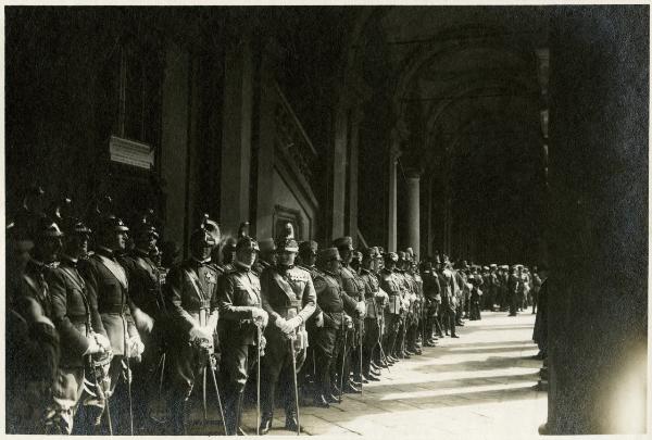 Milano - Brera - Cortile - Schieramento di ufficiali per la visita di S. M. il Re d'Italia Vittorio Emanuele III