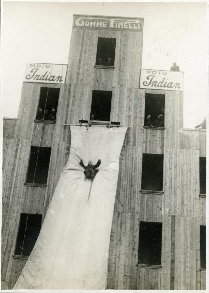 Milano - Castello di legno - Dimostrazione dei pompieri per la giornata del pompiere