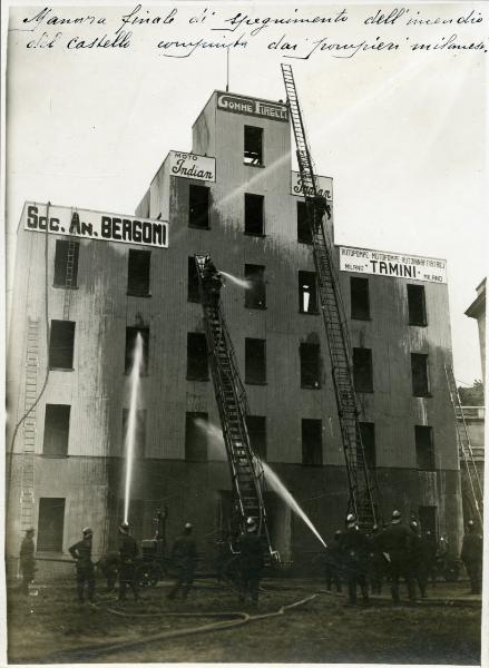 Milano - Castello di legno - Dimostrazione dei pompieri per la giornata del pompiere