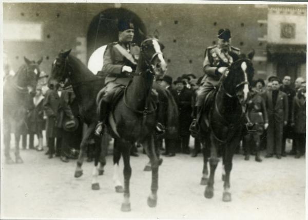 Milano - Castello Sforzesco - Mussolini e il Generale Gonzaga a cavallo per la celebrazione della Marcia su Roma