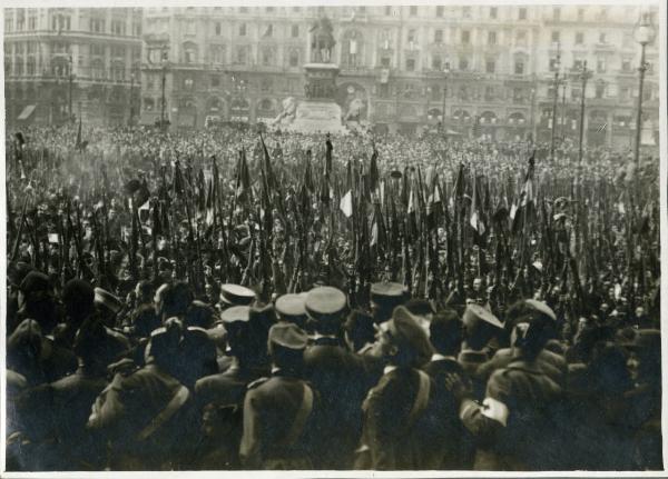 Milano - Piazza del Duomo - Adunata delle legioni per la celebrazione della Marcia su Roma