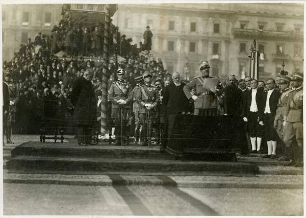 Milano - Piazza del Duomo - Generale Cavallero - S.A. Duca di Bergamo - Sindaco Sen. Mangiagalli - Generale Cattaneo - Valletti