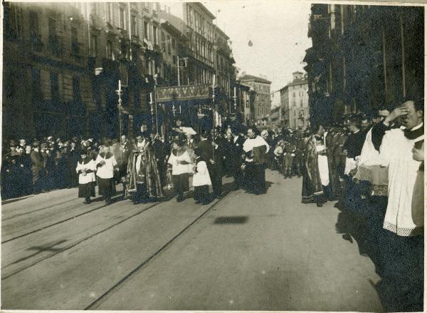 Milano - Via S. Giovanni sul Muro - Processione per il Congresso Eucaristico