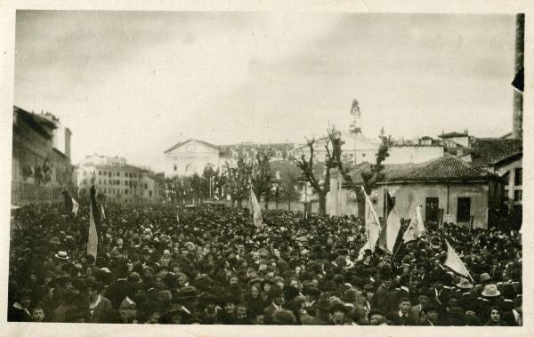 Milano - Piazza Sant'Ambrogio - Folla al seguito della processione per il Congresso Eucaristico