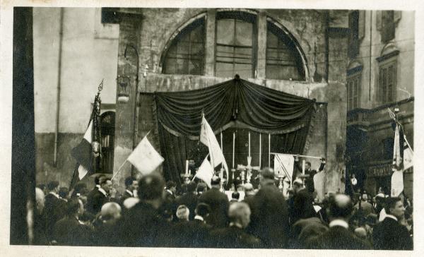 Milano - Piazza Sant'Ambrogio - Altare - Fine della processione per il Congresso Eucaristico