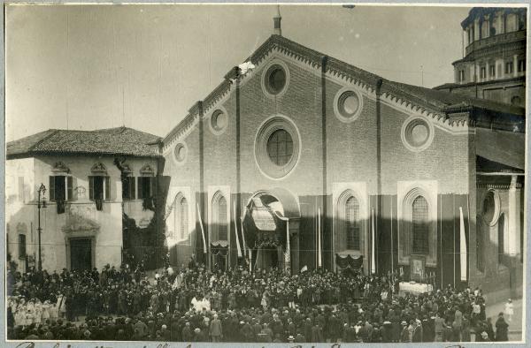 Milano - Chiesa di Santa Maria delle Grazie - Popolo in attesa della messa per il VI Centenario di S. Domenico