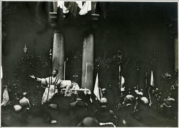 Milano - Politecnico - Cortile - Messa da campo per l'inaugurazione della lapide ai caduti - Don Gilardi