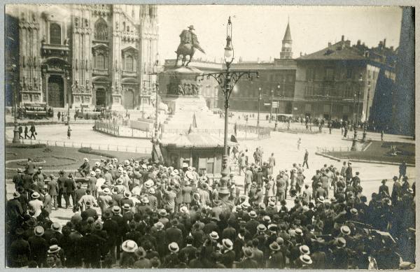 Milano - Piazza del Duomo - Monumento a Vittorio Emanuele II - Assembramento fascista durante le giornate di sciopero generale