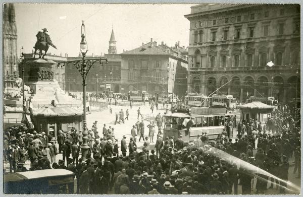 Milano - Piazza del Duomo - Monumento a Vittorio Emanuele II - Tram - Assembramento durante le giornate di sciopero generale