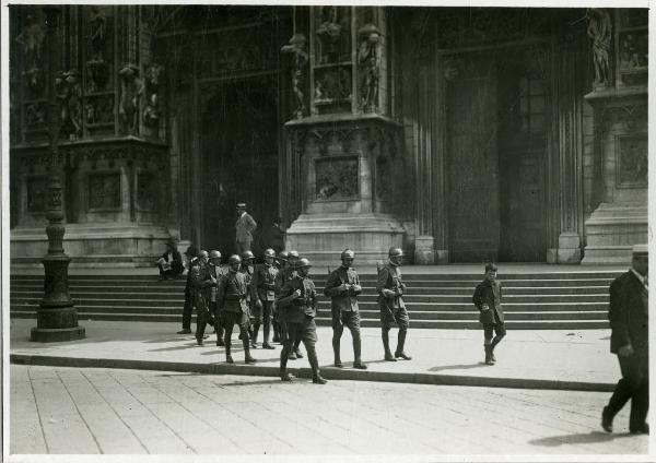 Milano - Piazza del Duomo - Guardie regie - Giornate di sciopero generale