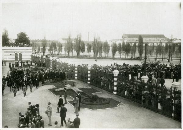 Milano - Cimitero Monumentale - Corteo funebre