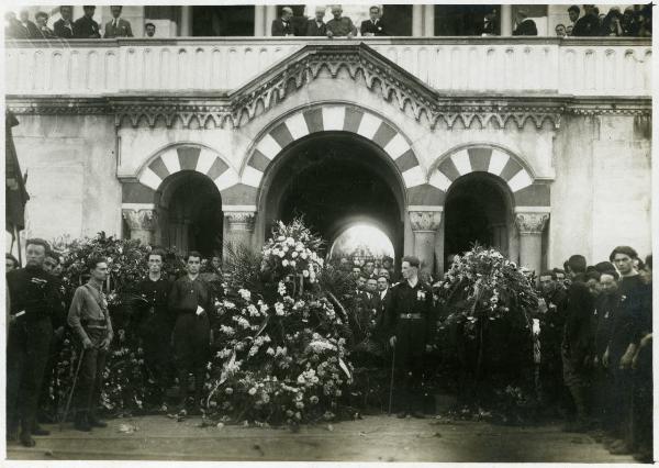 Milano - Cimitero monumentale - Cerimonia funebre