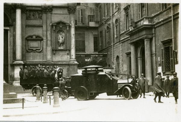 Milano - Piazza S. Fedele - Questura - Autoblindo