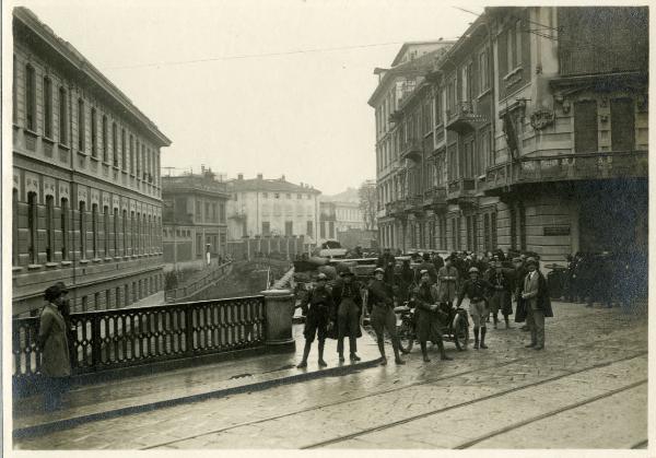 Milano - Via San Marco - Castelfidardo - Militi schierati