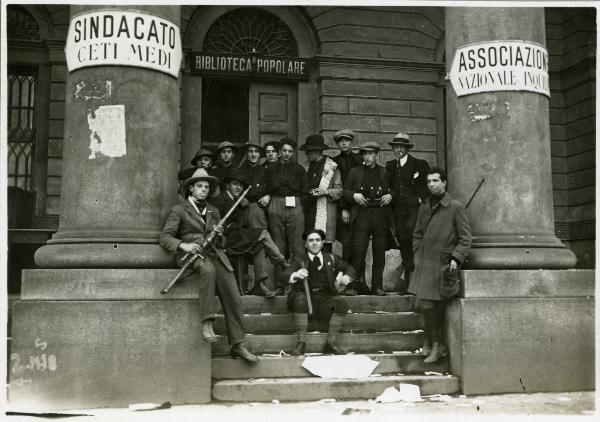 Milano - Porta Venezia - Biblioteca Popolare - Gruppo di fascisti