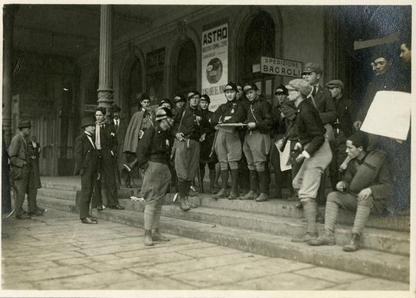 Milano - Stazione Centrale - Gruppo di fascisti