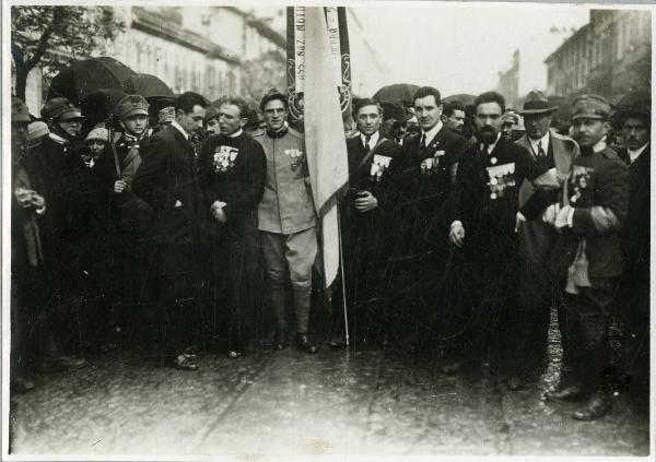 Milano - Piazza Vittoria - Soci Associazione Nazionale Mutilati - Don Gilardi per la celebrazione della Vittoria