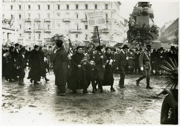 Milano - Piazzale di Porta Vittoria - Gruppo vedove di guerra