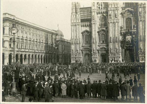 Milano - Piazza del Duomo - Corteo patriottico per la celebrazione della Vittoria