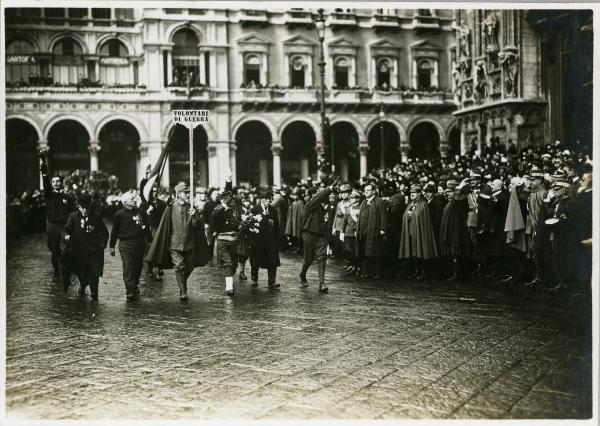 Milano - Piazza del Duomo - Corteo patriottico per la celebrazione della Vittoria