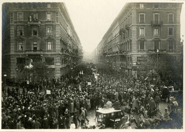 Milano - Via Dante - Corteo patriottico per la celebrazione della Vittoria