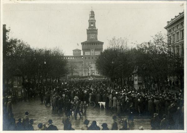 Milano - Largo Cairoli - Castello Sforzesco - Corteo patriottico per la celebrazione della Vittoria