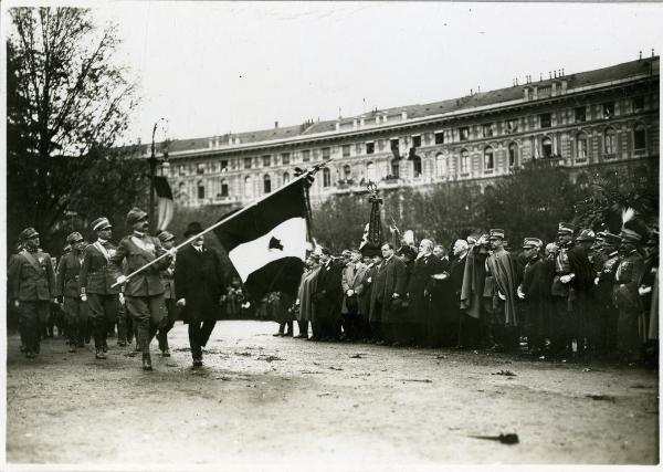 Milano - Piazza Castello - Corteo patriottico per la celebrazione della Vittoria - Vittorio Emanuele di Savoia-Aosta