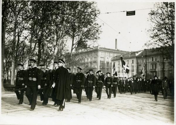 Milano - piazzale della vecchia Stazione Centrale - Marinai per la commemorazione dell'Ammiraglio Carlo Mirabello