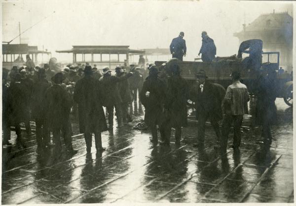 Milano - Stazione Centrale - Piazzale - Lavori di spegnimento dell'incendio