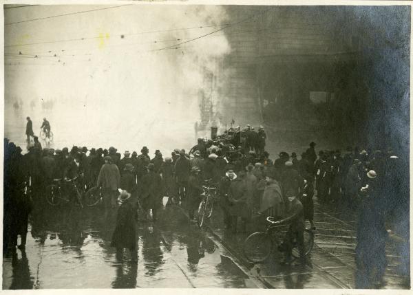 Milano - Stazione Centrale - Lavori di spegnimento dell'incendio