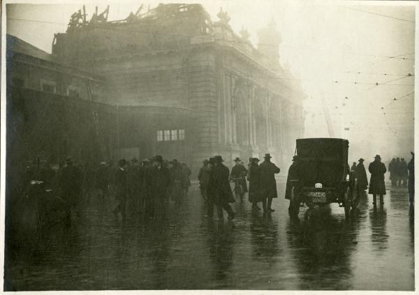 Milano - Stazione Centrale - Fianco laterale dopo l'incendio