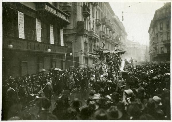 Milano - Carnevale - Corteo goliardico - Largo Santa Margherita - Carro - La dannazione di Faust