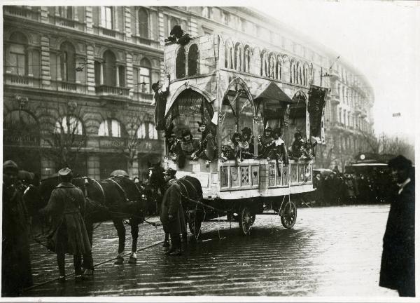 Milano - Carnevale - Corteo goliardico - Foro Bonaparte - Carro - Loggia degli Osii