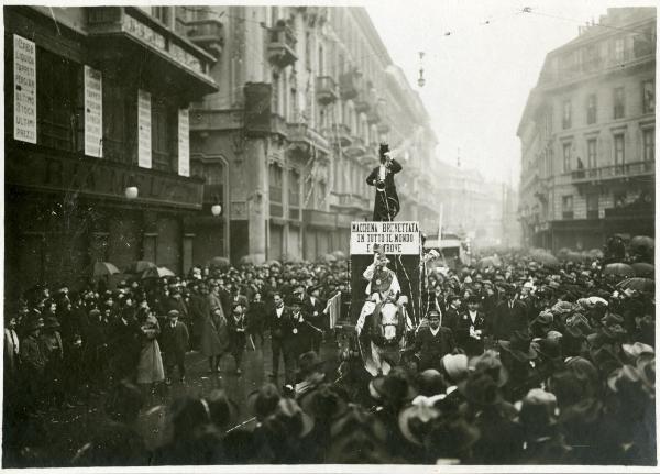 Milano - Carnevale - Corteo goliardico - Largo Santa Margherita - Carro della Cagnara - Macchina per tagliare il brodo