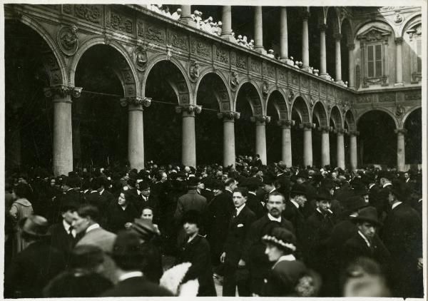 Milano - Ospedale Maggiore - Porticato - Folla che assiste alla cerimonia per la Festa del Perdono