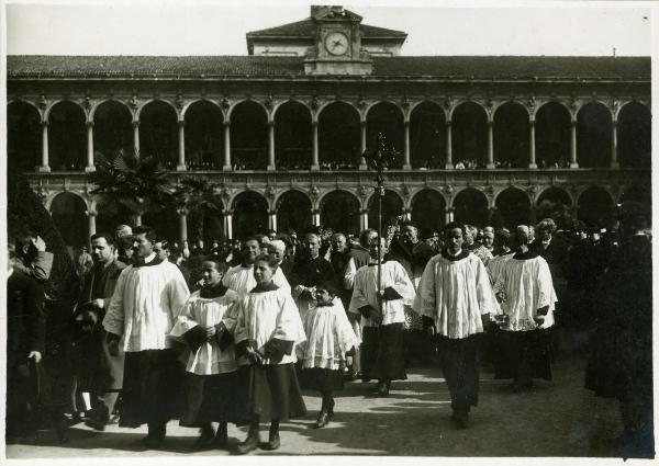 Milano - Ospedale Maggiore - Cortile interno con porticato - Cardinale Tosi - Chierici per la Festa del Perdono