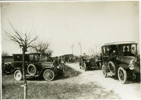 Milano - Lainate - Colonna automobili - Mussolini per l'inaugurazione dei lavori autostradali